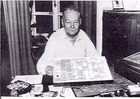 Oberförster Fritz Leeder mit einem Kasten seiner Käfersammlung