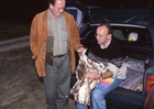 Reinhard Osterkorn und Wilhelm Leditznig bei der Auswilderung eines gesundgepflegten Uhus; Perg, 25. September 1998