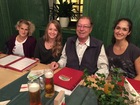 Sabine Schoder, Katharina Zenz, Andreas Werner Ebmer und Sandra Preiml (ein Pfarrer glückseelig im Kreise hübscher Frauen; Kommentar Fritz Gusenleitner)