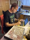 Petr Bogusch an der Arbeit mit der Sammlung Maximilian Schwarz, 2022. Foto Fritz Gusenleitner