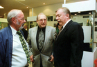 Sept. 1997 mit Ernst Nedwed (Mitte, Präs. Wr. Volksbildungswerk) und Michael Häupl (rechts, Wr. Bürgermeister)