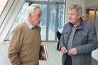 Walter Kerschbaum im Gespräch mit Roland Zarre (vulgo "Der Spezialist")_Entomologentagung November 2024 Schlossmuseum Linz. Foto F. Gusenleitner