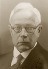 Baur, Erwin (1875–1933) – Professor of
Botany at the Landwirtschaftliche Hoch -
schule, Berlin-Dahlem, and Head of the
Kaiser-Wilhelm-Institut (hereinafter KWI)
für Züchtungs forschung, Müncheberg. (aus Šimůnek, Ruckenbauer & Hoßfeld (2014): Folia Mendeliana 50/2)