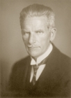 Olbrich, Wilhelm (1880–1945) – Professor of
Descriptive Geometry and Mathematics at
the Hochschule für Bodenkultur, Vienna. (aus Šimůnek, Ruckenbauer & Hoßfeld (2014): Folia Mendeliana 50/2)