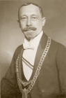 Ostermeyer, Adolf (1867–1935) – Professor
of Agricultural Marketing, Business Admini -
stra tion and Accounting at the Hochschule für
Bodenkultur. (aus Šimůnek, Ruckenbauer & Hoßfeld (2014): Folia Mendeliana 50/2)