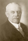 Rümker von, Kurt (1859–1940) – Professor
of Plant Production at the Schlesische
Friedrich-Wilhelms-Universität, Breslau, and
Friedrich-Wilhelms-Universität, Berlin. (aus Šimůnek, Ruckenbauer & Hoßfeld (2014): Folia Mendeliana 50/2)