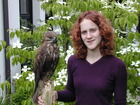 Charlotte Füreder mit präpariertem Mäusebussard, Linz, Biologiezentrum, 13. Oktober 2003