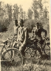 Erich Posch, Karl Pfoser und Josef Gusenleitner in Traunauen mit Prof. Galistl im Jahre 1947; Foto: Josef Gusenleitner