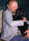 Wolfgang Aigner mit Hund Fipsi bei Josef Schmidt, Feier zum 85. Geburtstag im Gasthof Lokomotive am 17.3.1989; Foto: Archiv Franz Lichtenberger