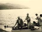 Erich Reisinger (links), Prof. Reinhart Schuster (Mitte stehend), Ingo Findenegg (sitzend), Exkursion Ochridsee, Mazedonien/Albanien 1958; Foto: Archiv Reinhart Schuster