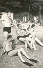 Herbert Heran (links stehend) und Erich Reisinger (in der Mitte sitzend), Meeresbiologischer Kurs von Universität Graz an der Nordadria 1951; Foto: Archiv Reinhart Schuster