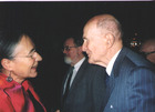 Festabend zum 90. Geburtstag von HR. Dr. Rudolf Schönmann im Ernst Haeckel-Saal des Naturhistorischen Museums in Wien, 27.11.2000. V.l.n.r.: Ulrike Aspöck, Oliver Paget, Rudolf Schönmann; Fotoarchiv: H. & U. Aspöck