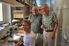 Lisa Standfuss, Dr. Josef Gusenleitner und Dr. Klaus Standfuss, Arbeiten in der Sammlung/Biologiezentrum, September 2013; Foto: Fritz Gusenleitner