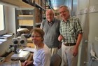 Lisa Standfuss, Dr. Josef Gusenleitner und Dr. Klaus Standfuss, Arbeiten in der Sammlung/Biologiezentrum, September 2013; Foto: Fritz Gusenleitner